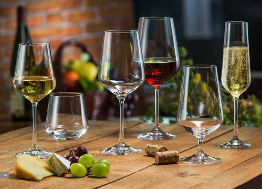 Coleção de taças Santé em mesa de madeira com queijos e uvas